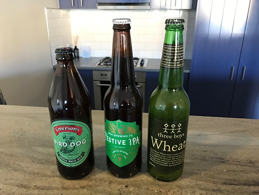 ラウンド後にロッジでニュージーランドのビールで乾杯