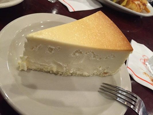 ブルックリンのダイナーで名物のBBQとチーズケーキ