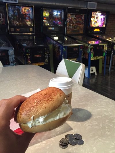 朝食はピンボールが遊べるカフェでベーグル