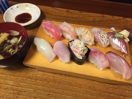 両津港近くの寿司屋で地魚おすすめ握り