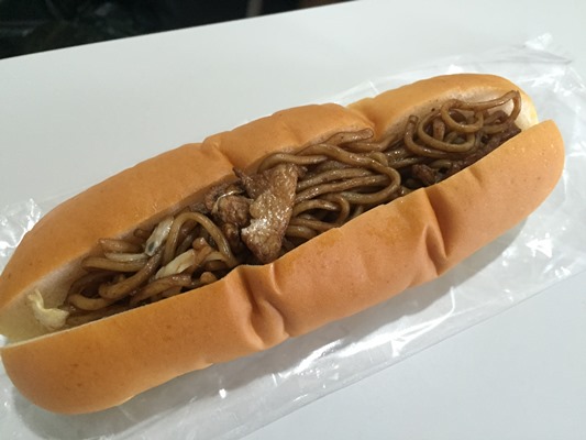 焼きそばパン発祥の店の１つと言われている人形町のパン屋