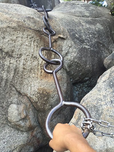 鎖で岩山を登る石鎚山鎖修業
