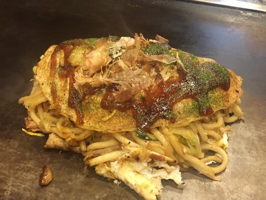 細うどんが挟まれているお好み焼きの呉焼き