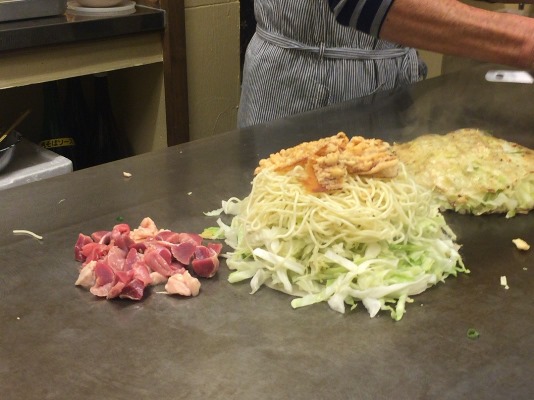 砂ずりとあげイカが入ったお好み焼きの尾道焼き