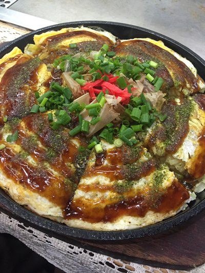 鶏モツが入ったお好み焼きの三原焼き