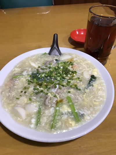 スラバヤの夕食は人気のクエティアウ屋さんで