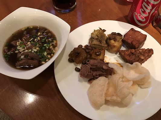スラバヤの空港ラウンジでインドネシア料理の勉強