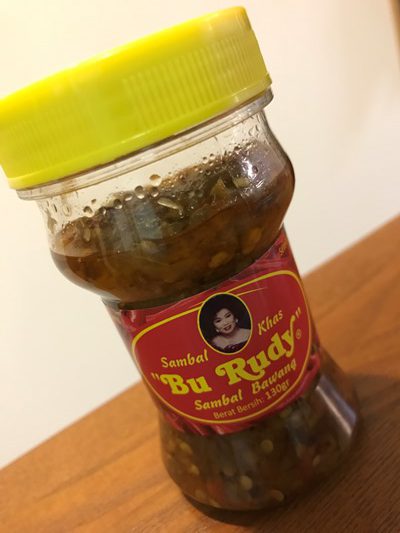 スラバヤのBuRudyの激辛サンバルと名物料理ナシウダン