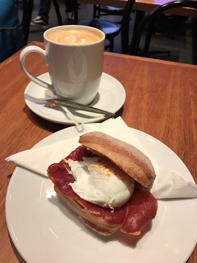 シドニー空港で朝食
