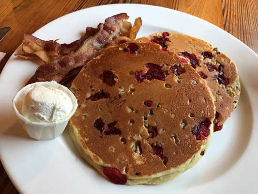 朝食はケープコッドクランベリーウォールナッツパンケーキ