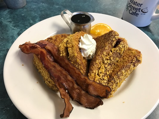 朝食はプリマスロックの近くでスタッフドクランキーフレンチトースト