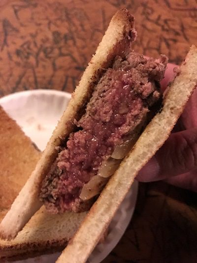 ハンバーガー発祥の店の1つと言われているイエール大学近くのお店