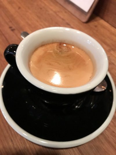朝はこだわりのコーヒーをロングブラックで