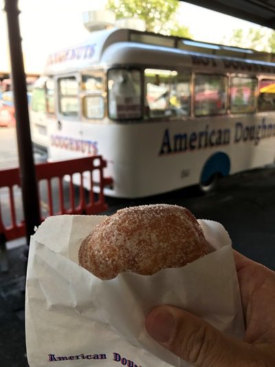 クイーンビクトリアマーケットで揚げたてのドーナツ