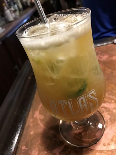 ワシントンD.C.の蒸留所の隣のバーでバーボンのカクテルを