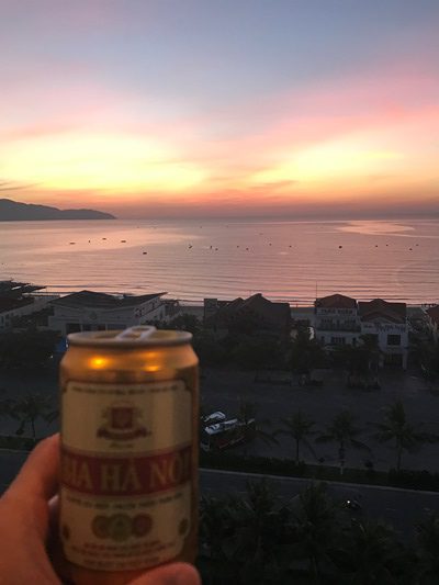 ダナンのサンライズを見ながら朝ビール