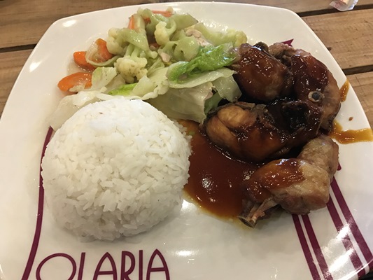 甘酸っぱいソースで味付けした唐揚げのアヤムゴレンメンテガ