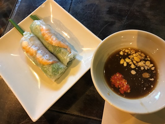 ベトナム１食目はゴイクンとバインセオ