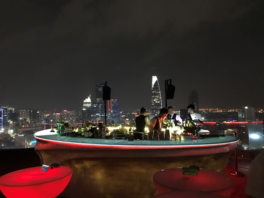 サイゴンの夜景を見ながらカクテルを