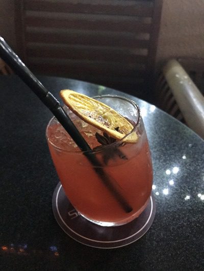 サイゴンの夜の締めはホテル近くのルーフトップバーで