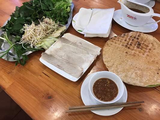 夕食はダナン名物のバインチャンクオン