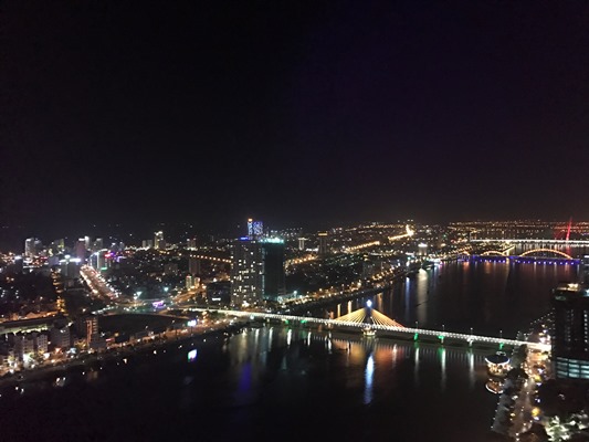 ダナンの夜景が見えるスカイバー