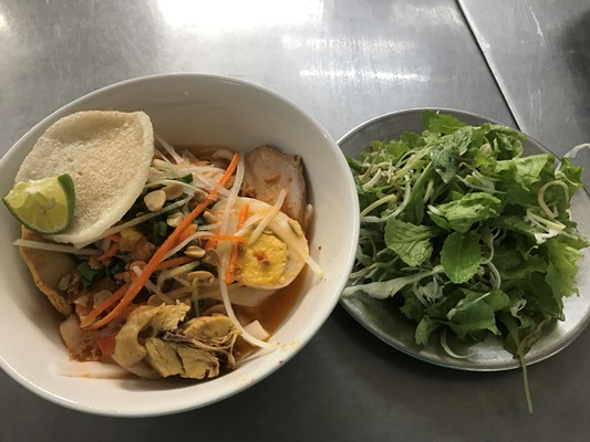 朝食はダナン名物の和え麺のミークワン