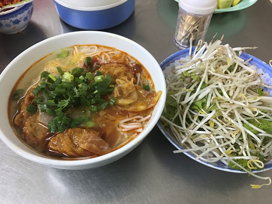 牛、豚、魚の骨、トマトや野菜からダシを取るダナン名物ブンチャーカー