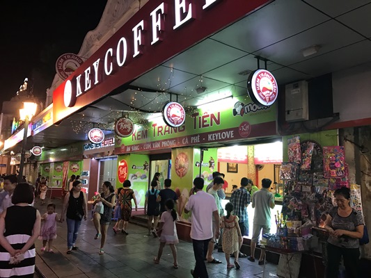 ハノイ市民が集うアイスクリーム屋さん
