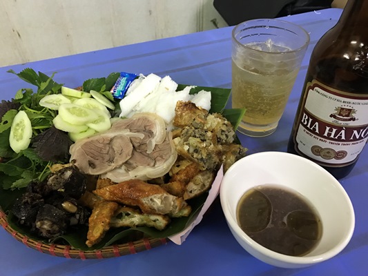 海老を発酵させた臭いタレで食べるブンダウマムトム