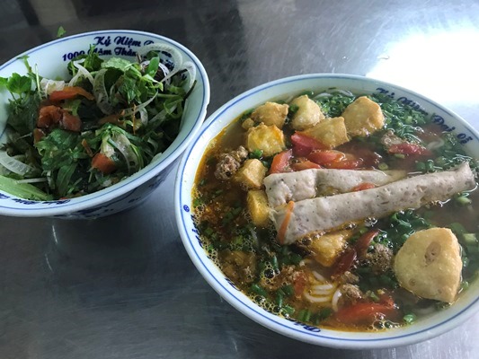 朝食は蟹トマト麺のブン ズィエウ