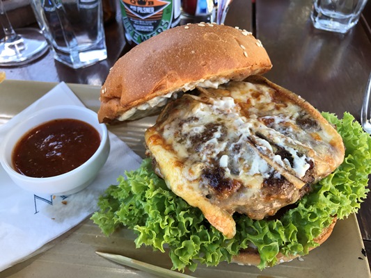 ランチはラムバーガー