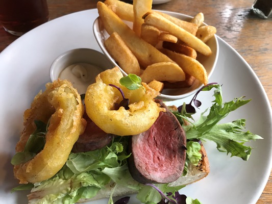 クイーンズタウンでのランチはステーキハウスのステーキサンド