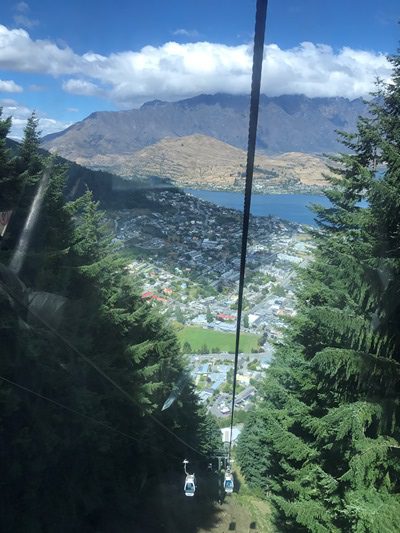 ゴンドラでクイーンズタンを一望できる山頂に