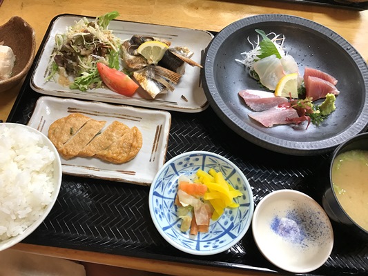 ランチは屋久島おまかせ定食