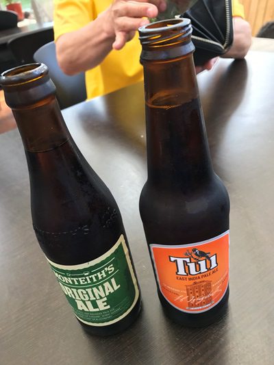 光り輝く洞窟の入場を待ちながらビール