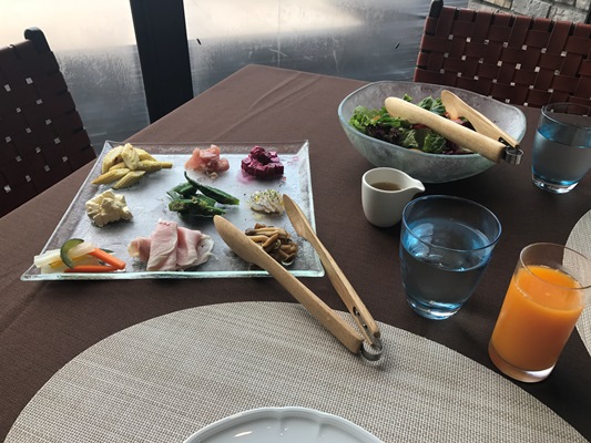 海を見ながらサンカラで朝食