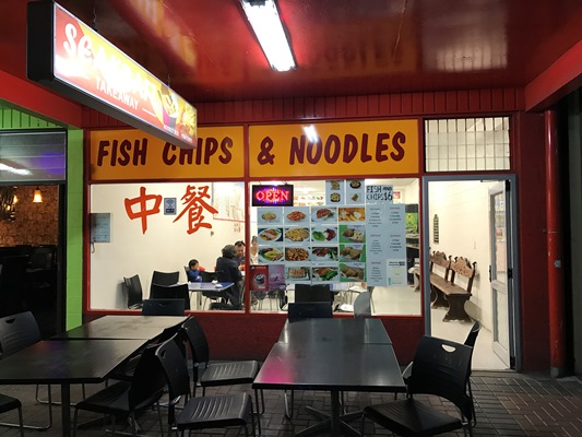 タウポ湖の締めはうどんのようなホッケンミー