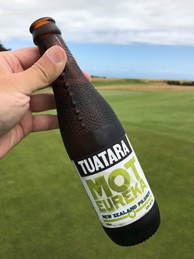 朝食はベーコンエッグサンドとパラパラウムのビール