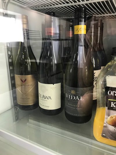 オークランドに移動、空港のラウンジでワイン飲み比べ