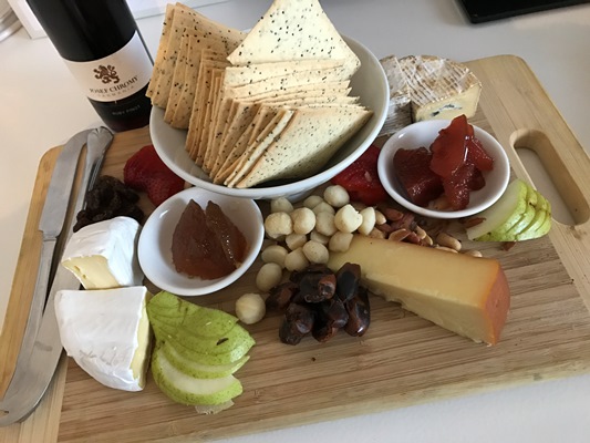 キングアイランド産のチーズプレートで飲み直し