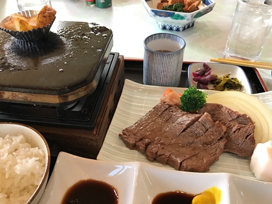 三田GCでのランチは三田マルセ牛の溶岩焼き