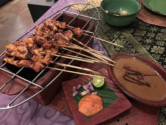 芸術品に囲まれて食事できるインドネシア料理のレストラン