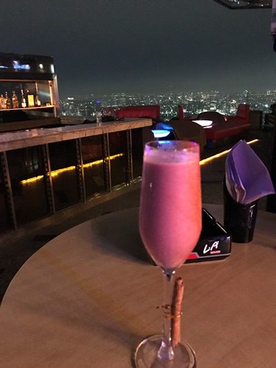 ジャカルタの夜景を見下ろせるルーフトップバー