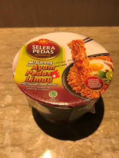 朝食はカップ麺のミーゴレン