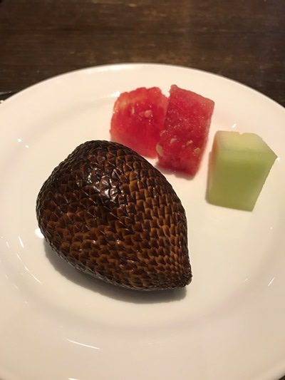 蛇のようなフルーツのサラとムスリム向けのビーフベーコン