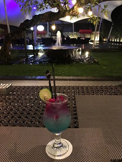 ジョグジャカルタのホテルでカクテル