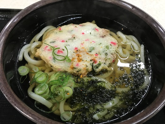 明石の魚の棚の三ツ星蒲鉾のネギたこ天入りのうどん