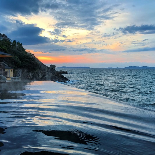 海の向こうに小豆島が見える温泉