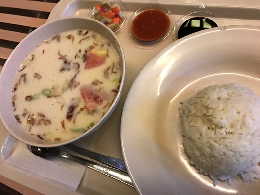 ジャカルタの伝統料理、牛肉とトマトのスープのソト・ベタウィ